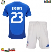 Camisa de Futebol Itália Alessandro Bastoni #23 Equipamento Principal Infantil Europeu 2024 Manga Curta (+ Calças curtas)